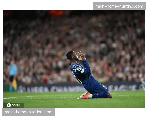 官方：巴黎圣日耳曼边锋登贝莱因腿筋受伤将缺席四周