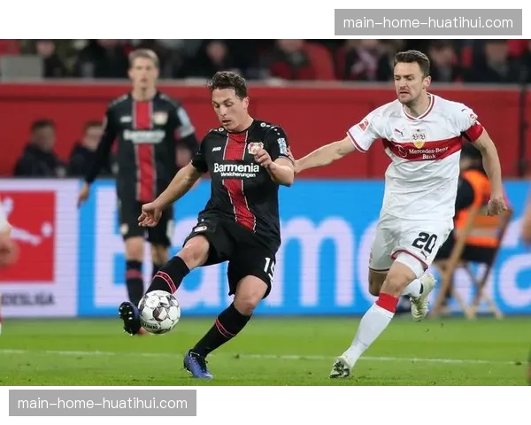 德甲即时：斯图加特3-0大胜柏林联，主队全场高压逼抢导致客队后场多次失误。