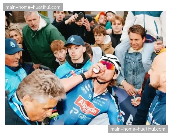 环弗兰德斯古典赛：范德普尔单飞夺冠，成就纪念碑赛事三连冠伟业